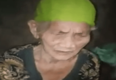 Rumah bilik milik mbok Nari masih beralaskan tanah,miris di sekelilingnya banyak di bangunan pabrik raksaksa Rumah bilik milik mbok Nari masih beralaskan tanah,miris di sekelilingnya banyak di bangunan pabrik raksaksa