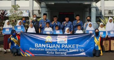 Penyerahan Bantuan Peralatan Sekolah Oleh Walikota Serang dalam rangka memperingati Hari Kesadaran Nasional Penyerahan Bantuan Peralatan Sekolah Oleh Walikota Serang dalam rangka memperingati Hari Kesadaran Nasional