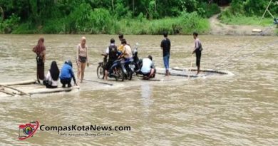 Pelajar Sekolah di Lebak Ketakutan saat Menyebrang Sungai Menggunakan Rakit Pelajar Sekolah di Lebak Ketakutan saat Menyebrang Sungai Menggunakan Rakit