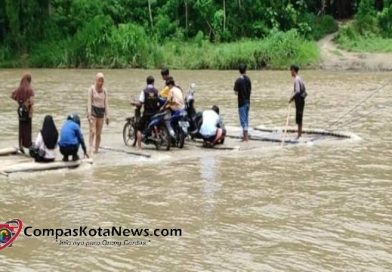 Pelajar Sekolah di Lebak Ketakutan saat Menyebrang Sungai Menggunakan Rakit Pelajar Sekolah di Lebak Ketakutan saat Menyebrang Sungai Menggunakan Rakit