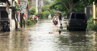 Banjir di Tangsel Bertambah Jadi 12 Lokasi, Tinggi Air Capai 1 Meter Banjir di Tangsel Bertambah Jadi 12 Lokasi, Tinggi Air Capai 1 Meter
