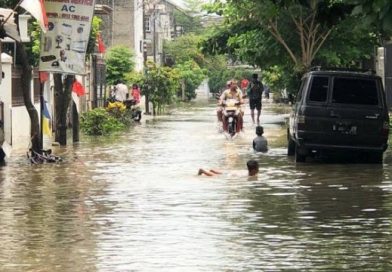 Banjir di Tangsel Bertambah Jadi 12 Lokasi, Tinggi Air Capai 1 Meter Banjir di Tangsel Bertambah Jadi 12 Lokasi, Tinggi Air Capai 1 Meter