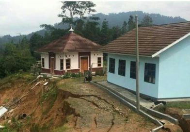 Bangunan PAUD Di Lebak Ambruk Akibat Tanah Longsor Bangunan PAUD Di Lebak Ambruk Akibat Tanah Longsor