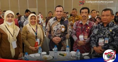 Pemprov Banten Mengusulkan 3 Desa ke KPK RI Sebagai Percontohan Desa Antikorupsi Plt. Inspektur Daerah Provinsi Banten Usman Assiddiqi Qohara (kedua kanan) bersama Ketua KPK RI Firli Bahuri.