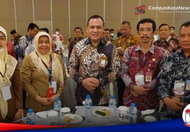 Pemprov Banten Mengusulkan 3 Desa ke KPK RI Sebagai Percontohan Desa Antikorupsi Plt. Inspektur Daerah Provinsi Banten Usman Assiddiqi Qohara (kedua kanan) bersama Ketua KPK RI Firli Bahuri.