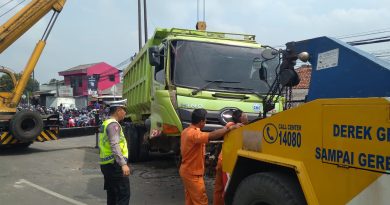 Akibat Ngantuk Dump Truck Nabrak Pembatas jalan Akibat Ngantuk Dump Truck Nabrak Pembatas jalan