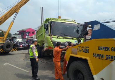 Akibat Ngantuk Dump Truck Nabrak Pembatas jalan Akibat Ngantuk Dump Truck Nabrak Pembatas jalan