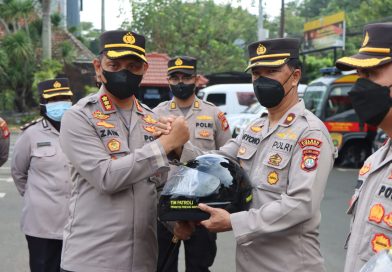 Perkuat Tim Patroli Perintis Presisi Rayon, Kapolres Metro Tangerang Kota Bagikan Helm Perkuat Tim Patroli Perintis Presisi Rayon, Kapolres Metro Tangerang Kota Bagikan Helm