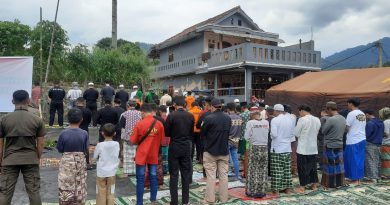 Polri Gelar Shalat Jumat dan shalat Gaib Berjamaah Di Lokasi Gempa Cianjur Polri Gelar Shalat Jumat dan shalat Gaib Berjamaah Di Lokasi Gempa Cianjur