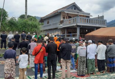 Polri Gelar Shalat Jumat dan shalat Gaib Berjamaah Di Lokasi Gempa Cianjur Polri Gelar Shalat Jumat dan shalat Gaib Berjamaah Di Lokasi Gempa Cianjur