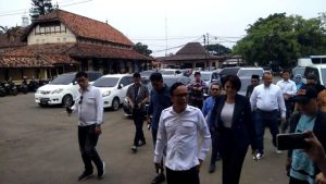 Mantan politisi Partai Demokrat Ferdinand Hutahaean, Ketua Pemuda Pancasila Kota Serang Pujiyanto, para pendamping hukum artis Nikita Mirzani.