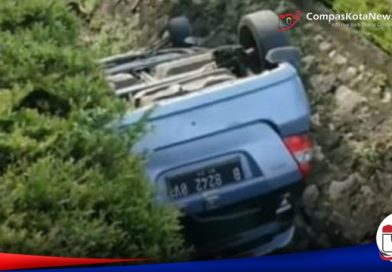 Diduga Sopir Mengantuk, Honda Jazz nyebur Kali Serpong Diduga Sopir Mengantuk, Honda Jazz nyebur Kali Serpong