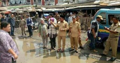 Rombongan Bupati Karawang Rengasdengklok Cellica Nurrachadiana Di Lempari Batu Oleh masa Rombongan Bupati Karawang Rengasdengklok Cellica Nurrachadiana Di Lempari Batu Oleh masa