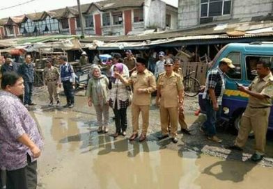 Rombongan Bupati Karawang Rengasdengklok Cellica Nurrachadiana Di Lempari Batu Oleh masa Rombongan Bupati Karawang Rengasdengklok Cellica Nurrachadiana Di Lempari Batu Oleh masa