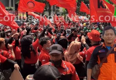 UMP Naik, Pengusaha Teriak Ancam PHK UMP Naik, Pengusaha Teriak Ancam PHK