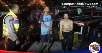 Perahu Nelayan Terbalik di Perairan Karangantu, Kota Serang Perahu Nelayan Terbalik di Perairan Karangantu, Kota Serang