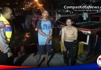 Perahu Nelayan Terbalik di Perairan Karangantu, Kota Serang Perahu Nelayan Terbalik di Perairan Karangantu, Kota Serang