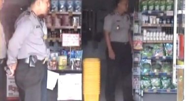 Minimarket Jawilan Kabupaten Serang, di Gasak Puluhan Juta Oleh 4 Komplotan Perampok Minimarket Jawilan Kabupaten Serang, di Gasak Puluhan Juta Oleh 4 Komplotan Perampok