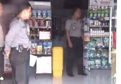 Minimarket Jawilan Kabupaten Serang, di Gasak Puluhan Juta Oleh 4 Komplotan Perampok Minimarket Jawilan Kabupaten Serang, di Gasak Puluhan Juta Oleh 4 Komplotan Perampok