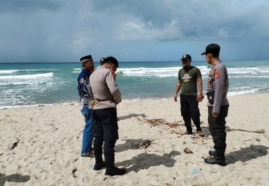 Polsek Bayah Polres Lebak Gerak Cepat Datangi TKP Laka Laut wisatawan Terseret Ombak Polsek Bayah Polres Lebak Gerak Cepat Datangi TKP Laka Laut wisatawan Terseret Ombak
