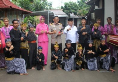 Sebagai Bentuk Apresiasi, Perwakilan Seniman Budayawan Banten Berikan Kejutan Kepada Wakapolda Lama Sebagai Bentuk Apresiasi, Perwakilan Seniman Budayawan Banten Berikan Kejutan Kepada Wakapolda Lama