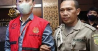 Kajati Banten Tahan Pelaku Pembobol Uang Nasabah Bank Himbara Tangerang 8,5 Milyar Kajati Banten Tahan Pelaku Pembobol Uang Nasabah Bank Himbara Tangerang 8,5 Milyar