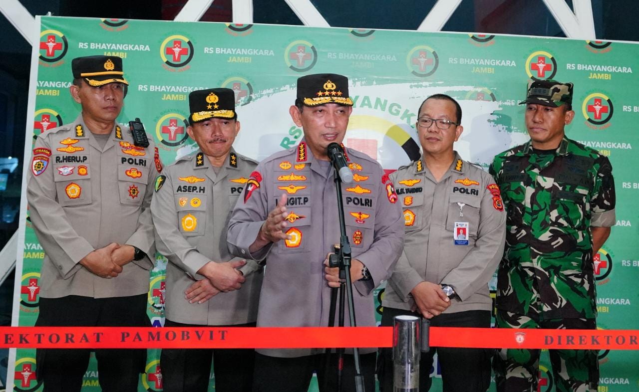 Kapolri Pastikan Kapolda Jambi Dan Rombongannya Dalam Perawatan Maksimal RS Bhayangkara. Kapolri Pastikan Kapolda Jambi Dan Rombongannya Dalam Perawatan Maksimal RS Bhayangkara.