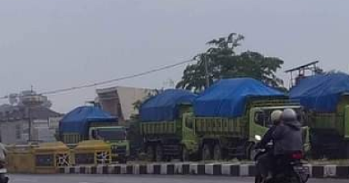 Truk Membawa Urugan Tanah Parkir Sembarangan dan Membahayakan Pengendara Roda Dua di Serang Kota Truk Membawa Urugan Tanah Parkir Sembarangan dan Membahayakan Pengendara Roda Dua di Serang Kota