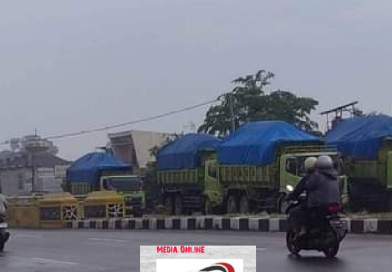 Truk Membawa Urugan Tanah Parkir Sembarangan dan Membahayakan Pengendara Roda Dua di Serang Kota Truk Membawa Urugan Tanah Parkir Sembarangan dan Membahayakan Pengendara Roda Dua di Serang Kota