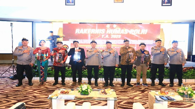 Penghargaan Kadivhumas Pada Saat Rakernis Humas Polri Penghargaan Kadivhumas Pada Saat Rakernis Humas Polri