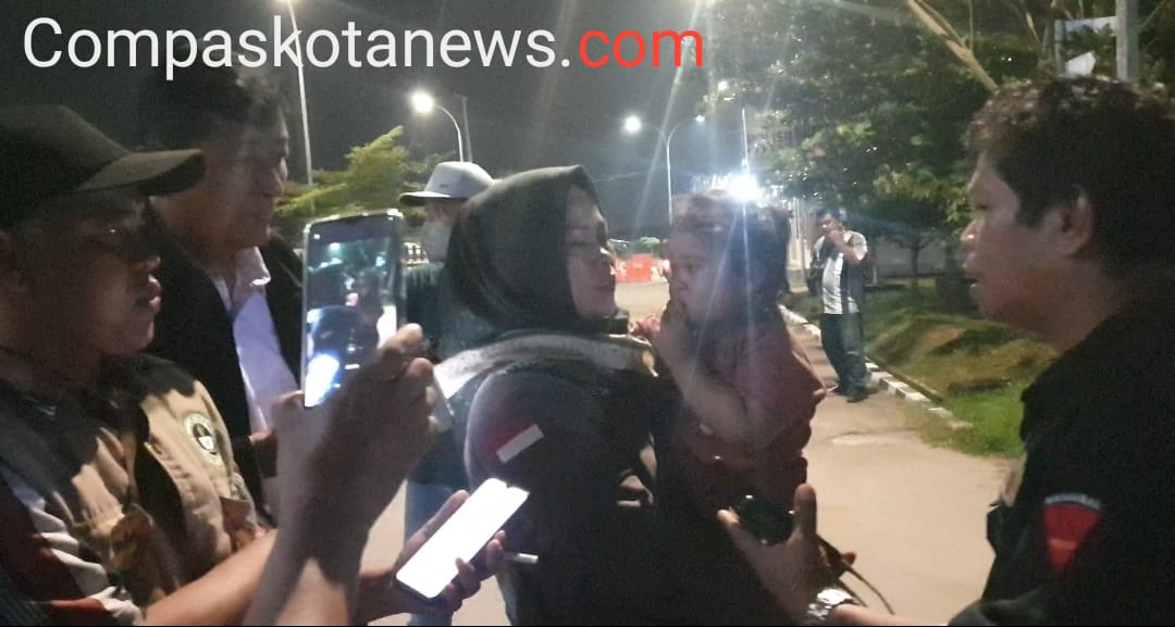 Polres Kab. Serang, Bikin Miris Tangkap Ibu Muda Bersama Anaknya Umur 2.5 Tahun Ditengah Jalan. Polres Kab. Serang, Bikin Miris Tangkap Ibu Muda Bersama Anaknya Umur 2.5 Tahun Ditengah Jalan.