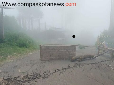 Imbas Tanah Bergerak Warga Bogor Resah: Vila Rusak hingga Jalan Retak Capai 1 Kilometer. Imbas Tanah Bergerak Warga Bogor Resah: Vila Rusak hingga Jalan Retak Capai 1 Kilometer.