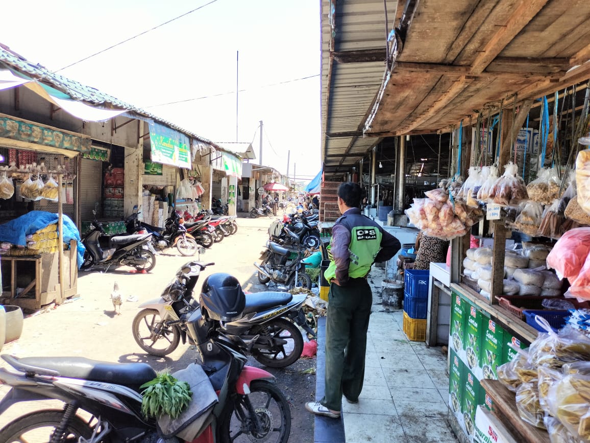 Uang 2,5 Milyar Dibawa Kabur,Ratusan Pedagang Pasar Sentiong Menjerit. Uang 2,5 Milyar Dibawa Kabur,Ratusan Pedagang Pasar Sentiong Menjerit.