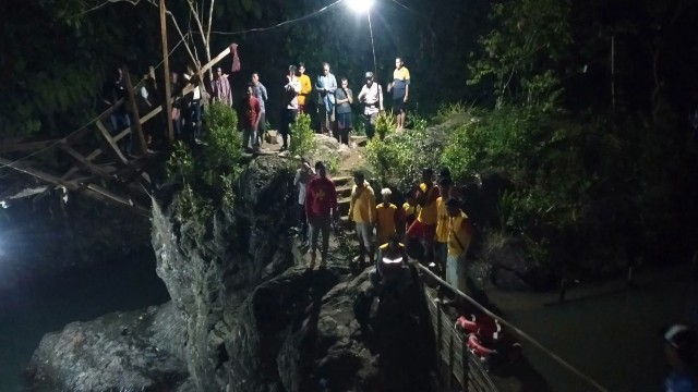 Korban Tenggelam di Wisata Alam Curug Leuwi Putih Belum di Temukan Korban Tenggelam di Wisata Alam Curug Leuwi Putih Belum di Temukan