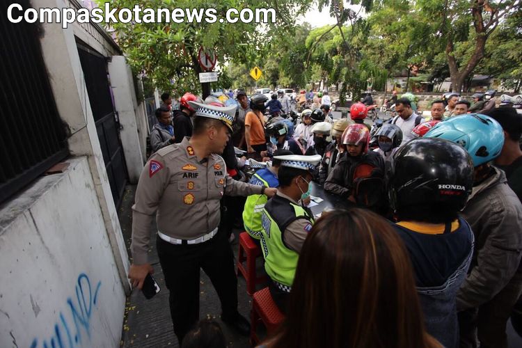 Jangan Menilang Jika Apapun Jalannya Yang di Perggunakan Tidak Layak Fungsi Jangan Menilang Jika Apapun Jalannya Yang di Perggunakan Tidak Layak Fungsi