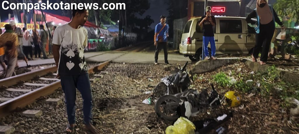 Bonceng Penumpang, Ojek Online di Ciceri Kota Serang Tertabrak Kereta Api Bonceng Penumpang, Ojek Online di Ciceri Kota Serang Tertabrak Kereta Api