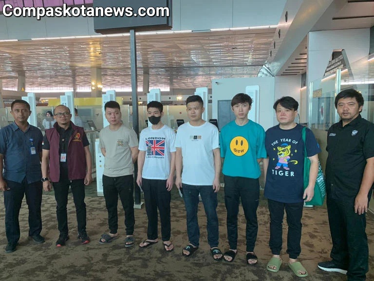 Kelakuan 52 WN China Bikin Memalukan, Polri Kawal Pemulangan ke Negaranya Kelakuan 52 WN China Bikin Memalukan, Polri Kawal Pemulangan ke Negaranya