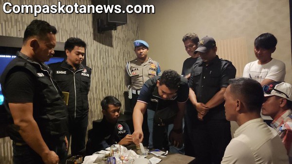 TNI Dan Polri Sidak Tempat Hiburan Malam di Puncak Bogor, Sempat Terjadi Cekcok TNI Dan Polri Sidak Tempat Hiburan Malam di Puncak Bogor, Sempat Terjadi Cekcok