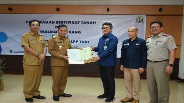 Serahkan Hibah Tanah milik Pemerintah Kota Serang untuk Lembaga Penyiaran Publik (LPP) TVRI Serahkan Hibah Tanah milik Pemerintah Kota Serang untuk Lembaga Penyiaran Publik (LPP) TVRI