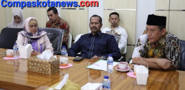 3 Dewan Prov Banten Datangi Pemkot Serang Minta Tertibkan PKL Stadion Maulana Yusuf, Furtasan Ali Yusuf: Biar Ada Kenangan di Akhir Jabatan nya 3 Dewan Prov Banten Datangi Pemkot Serang Minta Tertibkan PKL Stadion Maulana Yusuf, Furtasan Ali Yusuf: Biar Ada Kenangan di Akhir Jabatan nya