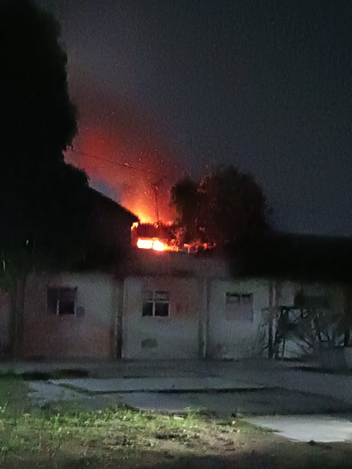 Si Jago Merah menyambar rumah Di Pasar Ciruas. Si Jago Merah menyambar rumah Di Pasar Ciruas.