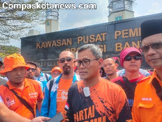 2000 Buruh Pabrik se Banten Gerudug Kantor Dewan Prov Banten Minta Cabut UU Ciptakerja. 2000 Buruh Pabrik se Banten Gerudug Kantor Dewan Prov Banten Minta Cabut UU Ciptakerja.