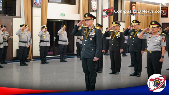 Kapolri Sematkan Tanda Kehormatan Bintang Bhayangkara Pratama ke 22 Perwira Tinggi Polri Kapolri Sematkan Tanda Kehormatan Bintang Bhayangkara Pratama ke 22 Perwira Tinggi Polri