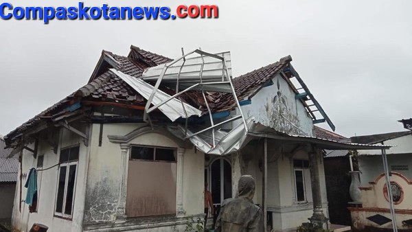 Angin Puting Beliung Terjang Daerah Sumur Pandeglang, 13 Rumah Rusak Parah. Angin Puting Beliung Terjang Daerah Sumur Pandeglang, 13 Rumah Rusak Parah.