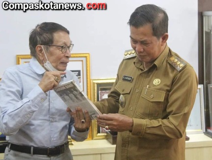 Wali Kota Serang Syafrudin Mendukung Fuad S Bakri Putra Dari Tokoh Pahlawan Samaun Bakri Sang Jurnalis di Era Presiden Soekarno Untuk Jadi Pahlawan Nasional Wali Kota Serang Syafrudin Mendukung Fuad S Bakri Putra Dari Tokoh Pahlawan Samaun Bakri Sang Jurnalis di Era Presiden Soekarno Untuk Jadi Pahlawan Nasional