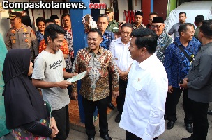 Bagikan Sertipikat Door to Door, Menteri ATR/Kepala BPN Himbau Masyarakat Gunakan Sertipikat Tanah untuk Kegiatan Produktif Bagikan Sertipikat Door to Door, Menteri ATR/Kepala BPN Himbau Masyarakat Gunakan Sertipikat Tanah untuk Kegiatan Produktif
