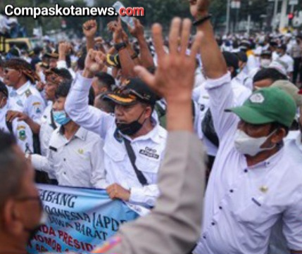 Asosiasi Pemerintah Desa Seluruh Indonesia (Apdesi) Demonstrasi di Depan Kompleks DPR, Senayan Jakarta Asosiasi Pemerintah Desa Seluruh Indonesia (Apdesi) Demonstrasi di Depan Kompleks DPR, Senayan Jakarta