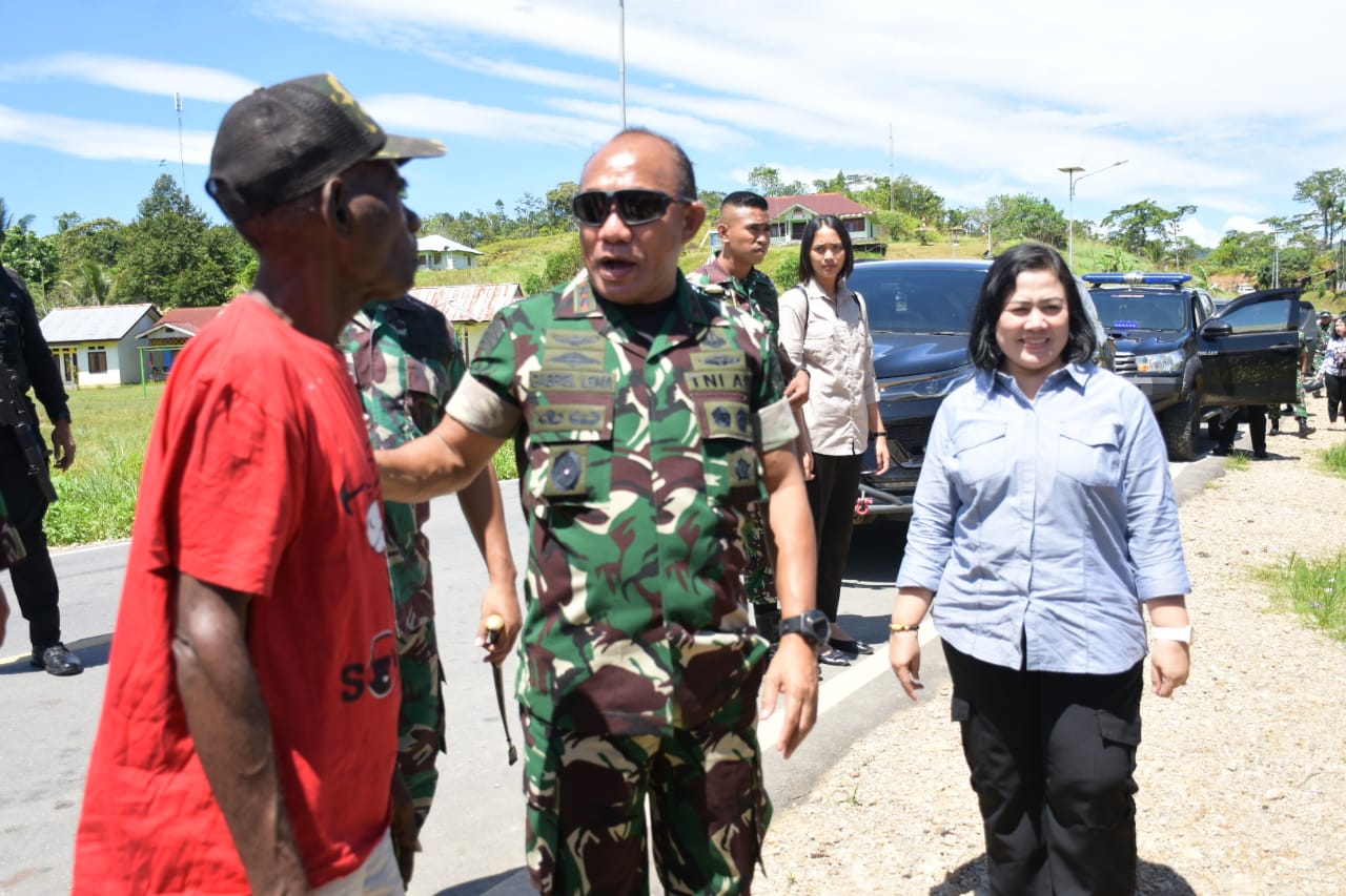 Pangdam Kasuari Menelusuri Jalan Mansel Dan Teluk Bintuni, Menata Kasih Menyatukan Hati Membangun Kebersamaan. Pangdam Kasuari Menelusuri Jalan Mansel Dan Teluk Bintuni, Menata Kasih Menyatukan Hati Membangun Kebersamaan.