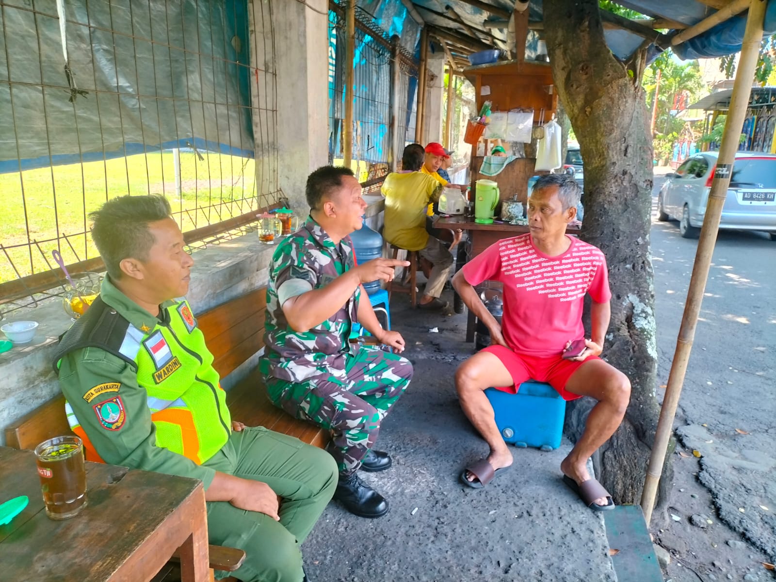 Babinsa Jayengan Jalin Silaturahmi Dan Selalu Dekat Dengan Warga Melalui Komunikasi Sosial. Babinsa Jayengan Jalin Silaturahmi Dan Selalu Dekat Dengan Warga Melalui Komunikasi Sosial.