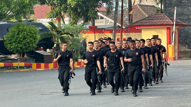 Di Tengah Terik Matahari Satbrimob Polda Banten Tetap Melaksanakan Binsik Dengan Penuh Semangat Di Tengah Terik Matahari Satbrimob Polda Banten Tetap Melaksanakan Binsik Dengan Penuh Semangat
